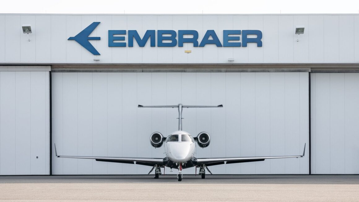 Embraer entrega 47 aviões e encerra 2º trimestre de 2024 com quase R$ 117 bilhões em pedidos firmes