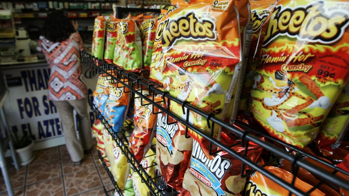 Disputa sobre origem do Flamin’ Hot Cheetos vai parar na Justiça; entenda