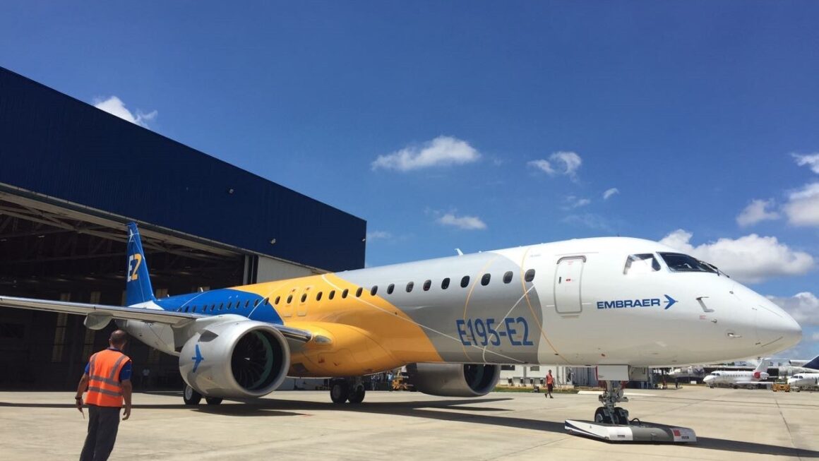 BNDES anuncia financiamento de 10 jatos da Embraer à Azul em negócio de quase R$ 2 bilhões