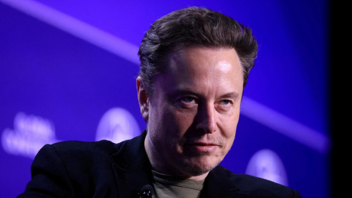 Elon Musk ganha R$ 150 bilhões em um dia com alta de 17% no lucro da Tesla