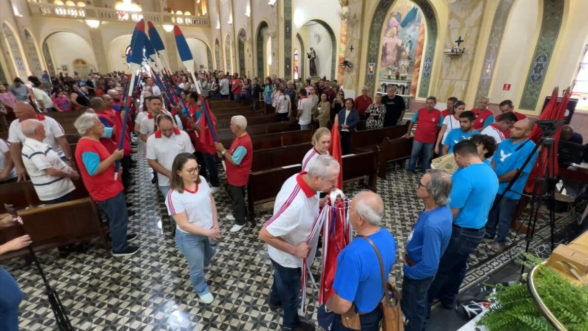 Fiéis se emocionam com tradição do Pouso do Divino